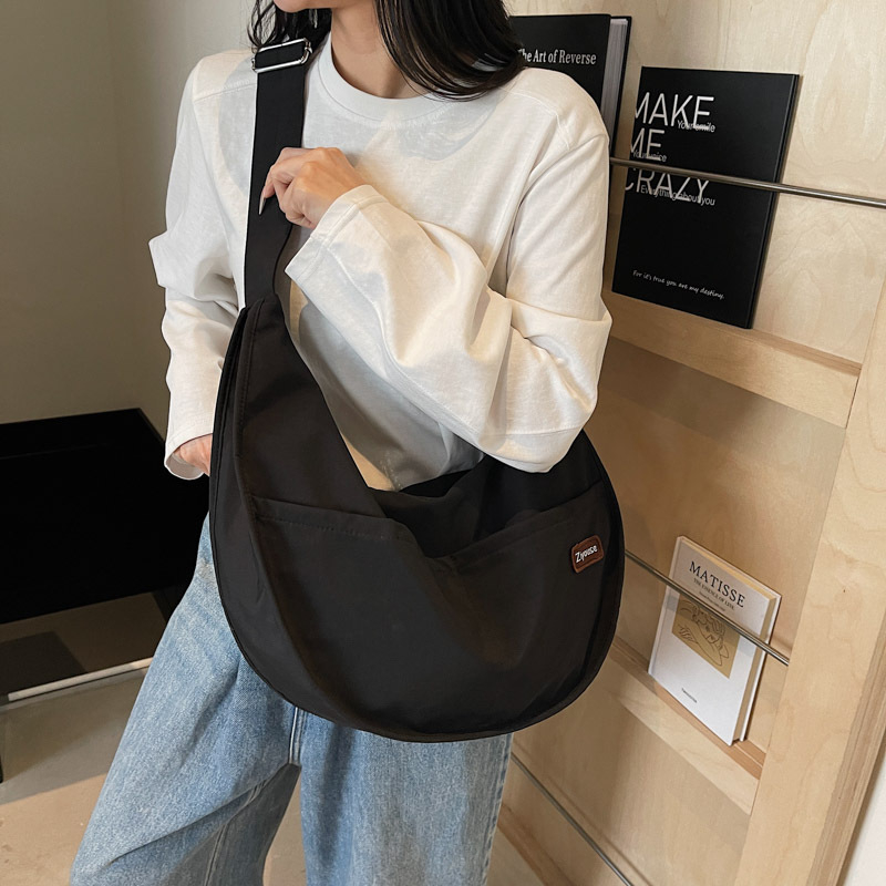 Crossbody torba dumpling – gradska jednostavnost, PU materijal, oblik dumpling, zatvarač, unutarnja pretinica za telefon