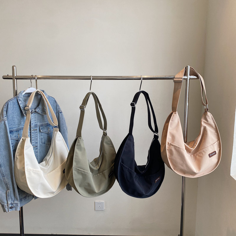Crossbody torba dumpling – gradska jednostavnost, PU materijal, oblik dumpling, zatvarač, unutarnja pretinica za telefon