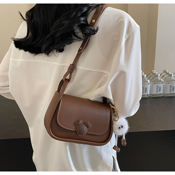 Platnena crossbody torba, horizontalni kvadratni oblik, zatvarač, unutarnji džep sa zatvaračem, jedna naramenica