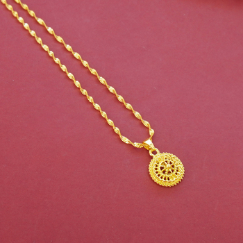 Σετ κοσμημάτων τριών τεμαχίων: σκουλαρίκια, κολιέ και αξεσουάρ χεριού; αλυσίδα σε κυματισμό νερού; μενταγιόν από κράμα; υλικά: χαλκός και κράμα; επίχρωση ηλεκτροπλατίνας