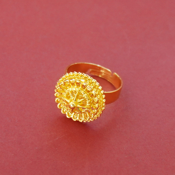 Σετ κοσμημάτων τριών τεμαχίων: σκουλαρίκια, κολιέ και αξεσουάρ χεριού; αλυσίδα σε κυματισμό νερού; μενταγιόν από κράμα; υλικά: χαλκός και κράμα; επίχρωση ηλεκτροπλατίνας