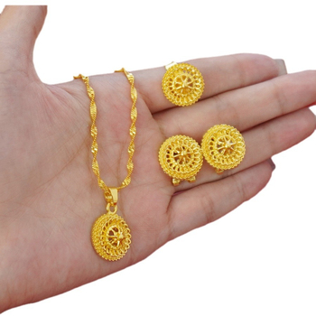 Σετ κοσμημάτων τριών τεμαχίων: σκουλαρίκια, κολιέ και αξεσουάρ χεριού; αλυσίδα σε κυματισμό νερού; μενταγιόν από κράμα; υλικά: χαλκός και κράμα; επίχρωση ηλεκτροπλατίνας