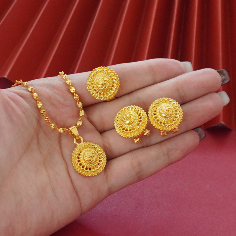 Σετ κοσμημάτων τριών τεμαχίων: σκουλαρίκια, κολιέ και αξεσουάρ χεριού; αλυσίδα σε κυματισμό νερού; μενταγιόν από κράμα; υλικά: χαλκός και κράμα; επίχρωση ηλεκτροπλατίνας