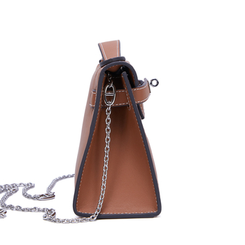 Lančana crossbody torba, od prave kože – prvi sloj goveđe kože, Kelly stil, horizontalni kvadratni oblik, zatvarač s mehanizmom zaključavanja
