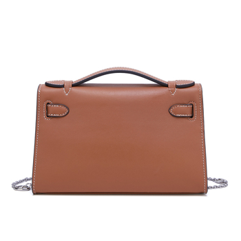 Lančana crossbody torba, od prave kože – prvi sloj goveđe kože, Kelly stil, horizontalni kvadratni oblik, zatvarač s mehanizmom zaključavanja