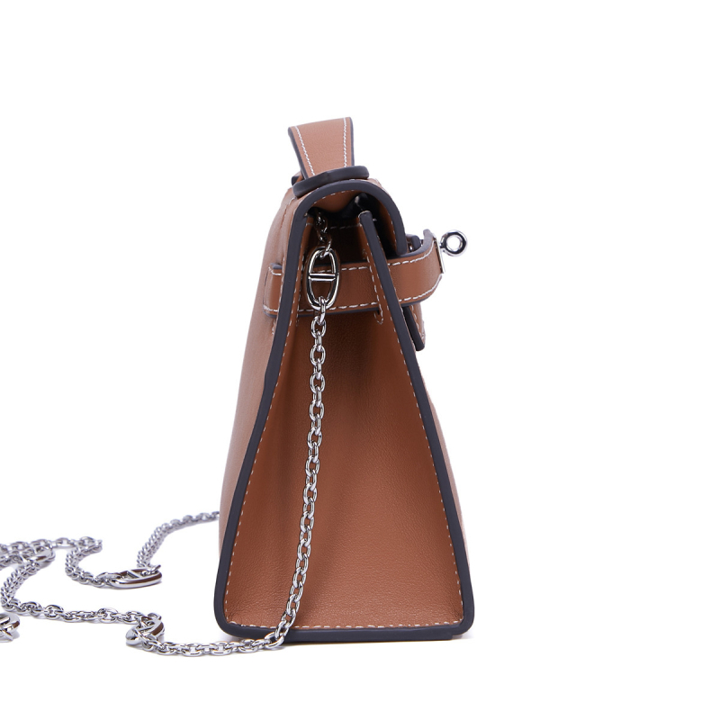 Lančana crossbody torba, od prave kože – prvi sloj goveđe kože, Kelly stil, horizontalni kvadratni oblik, zatvarač s mehanizmom zaključavanja