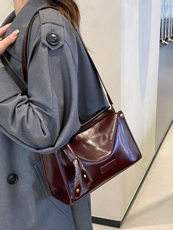 Ženska torbica za rame od prve sloje teleće kože s biljnom obradom – shell stil, crossbody, zatvaranje na zip, unutarnji džepovi: džep na zip, džep za mobitel