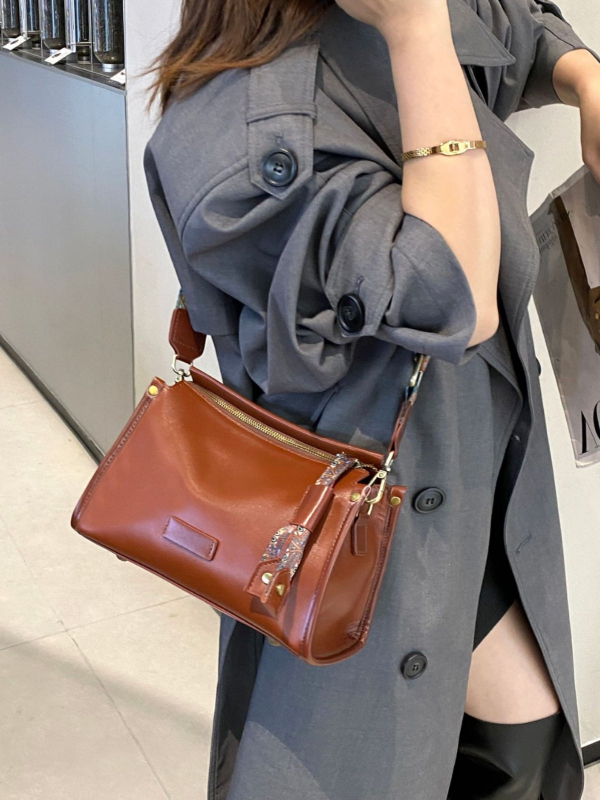 Ženska torbica za rame od prve sloje teleće kože s biljnom obradom – shell stil, crossbody, zatvaranje na zip, unutarnji džepovi: džep na zip, džep za mobitel