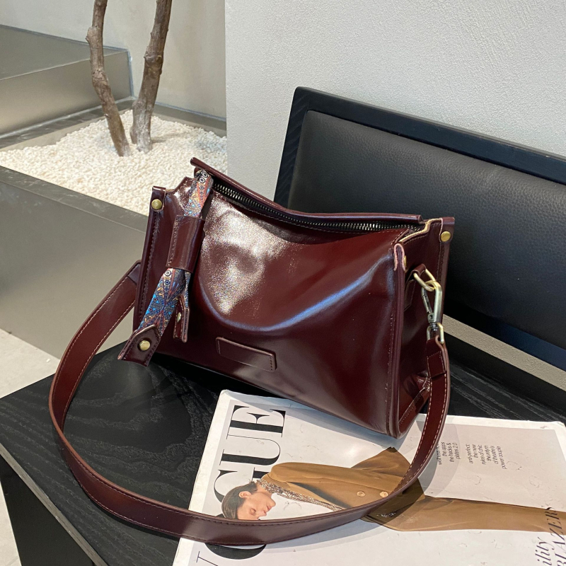 Ženska torbica za rame od prve sloje teleće kože s biljnom obradom – shell stil, crossbody, zatvaranje na zip, unutarnji džepovi: džep na zip, džep za mobitel