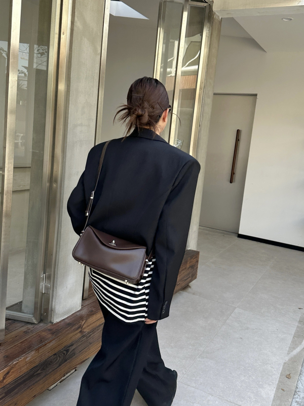 Torba za rameno od prave kože s preklopnim zatvaranjem, stil messenger/crossbody, velik kapacitet, unutarnji džepovi sa zipom i džep za telefon