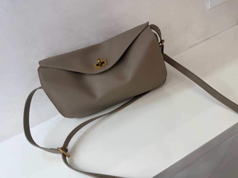 Torba za rameno od prave kože s preklopnim zatvaranjem, stil messenger/crossbody, velik kapacitet, unutarnji džepovi sa zipom i džep za telefon