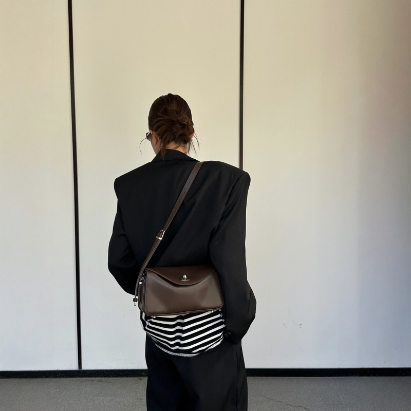 Torba za rameno od prave kože s preklopnim zatvaranjem, stil messenger/crossbody, velik kapacitet, unutarnji džepovi sa zipom i džep za telefon