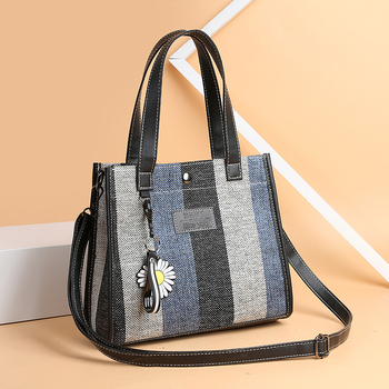 Ženska crossbody torbica — mali kvadratni oblik, PU materijal, magnetska kopča, vodoravni kvadrat, poliester podstava