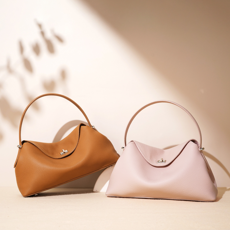 Torba preko ramena – crossbody, gradski minimalizam, koža prvog sloja goveda, oblik jastuka, zaključavanje, unutarnja kartica ID i džep sa zatvaračem