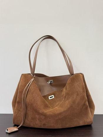 Ženska kožna torbica s klapnom, gradski minimalistički stil, vodoravni kvadratni oblik, otvaranje s klapnom, unutarnja organizacija za telefon i dokumente
