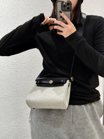 Ženska kožna crossbody torba Herbag, horizontalnog kvadratnog oblika, podstava od platna, zatvaranje lokotom, jedna naramenica