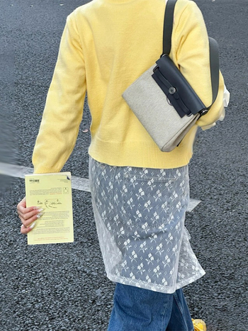 Ženska kožna crossbody torba Herbag, horizontalnog kvadratnog oblika, podstava od platna, zatvaranje lokotom, jedna naramenica