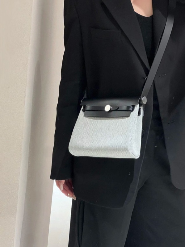 Ženska kožna crossbody torba Herbag, horizontalnog kvadratnog oblika, podstava od platna, zatvaranje lokotom, jedna naramenica