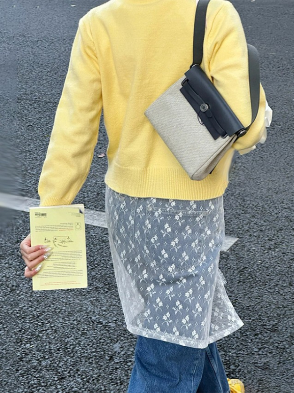 Ženska kožna crossbody torba Herbag, horizontalnog kvadratnog oblika, podstava od platna, zatvaranje lokotom, jedna naramenica