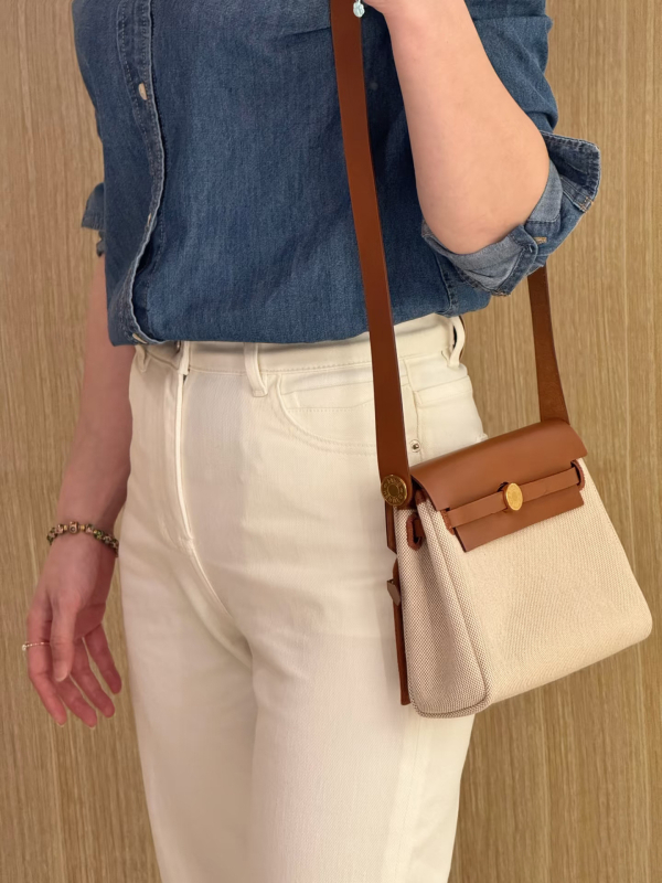 Ženska kožna crossbody torba Herbag, horizontalnog kvadratnog oblika, podstava od platna, zatvaranje lokotom, jedna naramenica