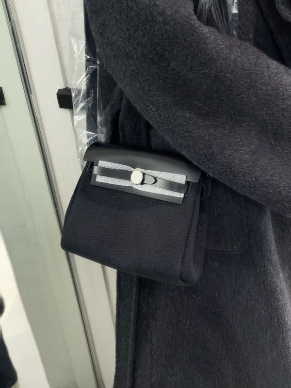 Ženska kožna crossbody torba Herbag, horizontalnog kvadratnog oblika, podstava od platna, zatvaranje lokotom, jedna naramenica