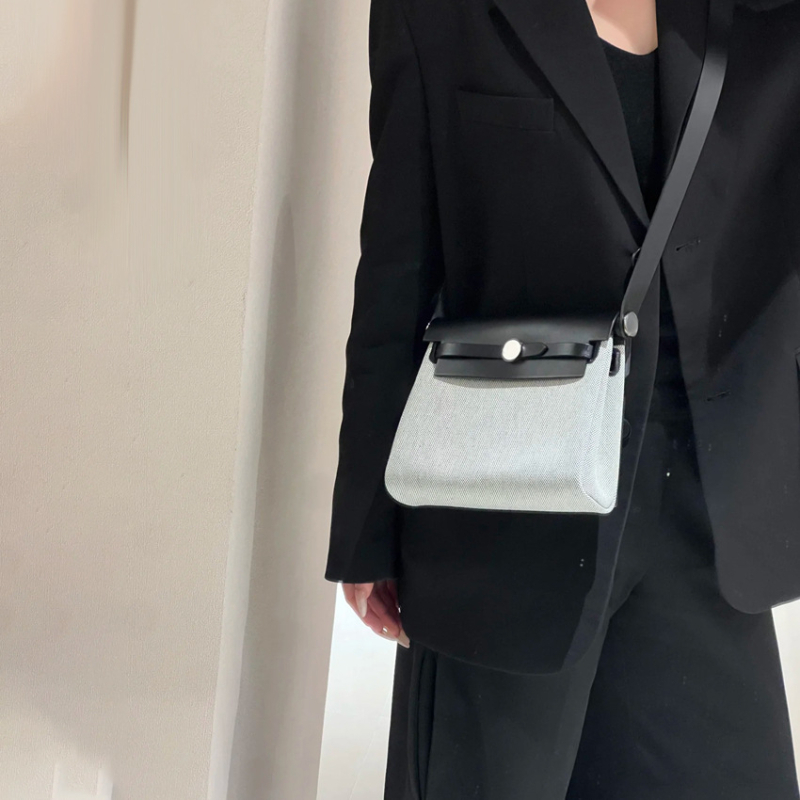 Ženska kožna crossbody torba Herbag, horizontalnog kvadratnog oblika, podstava od platna, zatvaranje lokotom, jedna naramenica