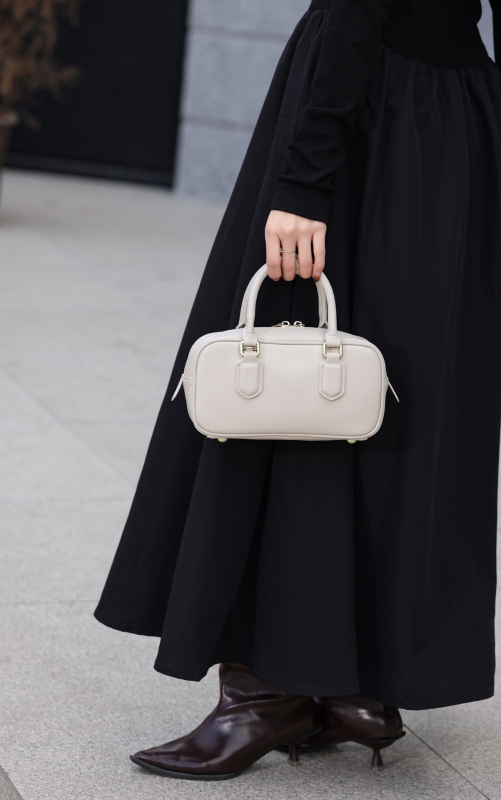 Torba od prave kože – urban minimalist stil, vodoravni kvadratni oblik, zatvarač, džep za telefon
