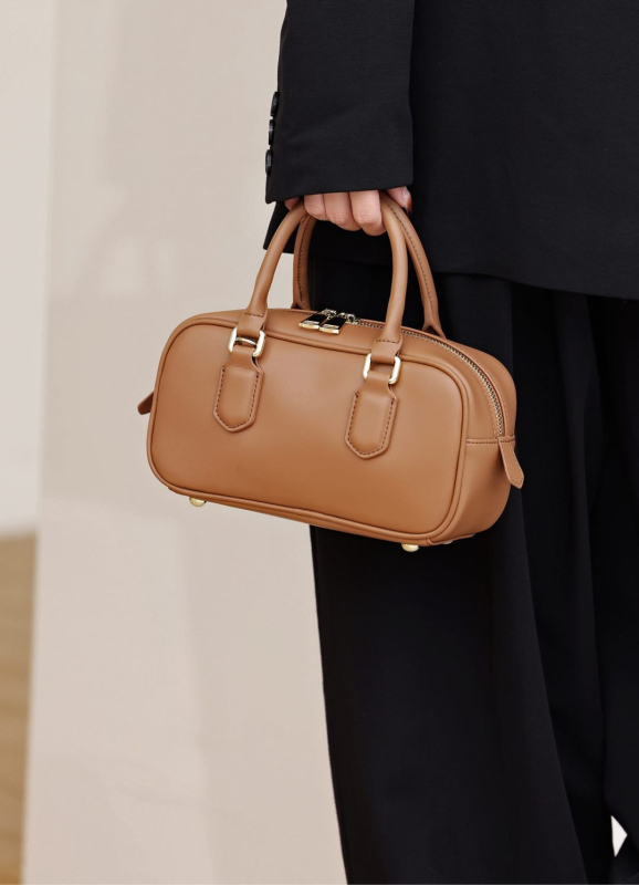 Torba od prave kože – urban minimalist stil, vodoravni kvadratni oblik, zatvarač, džep za telefon