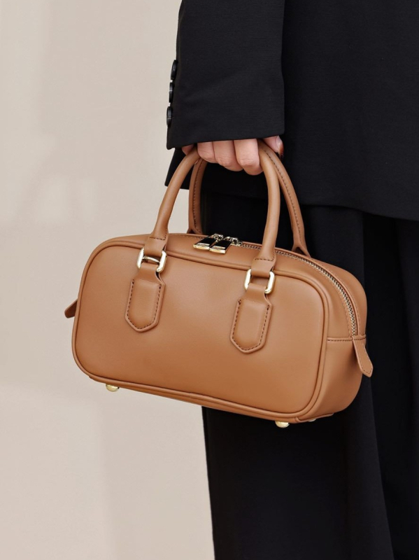 Torba od prave kože – urban minimalist stil, vodoravni kvadratni oblik, zatvarač, džep za telefon