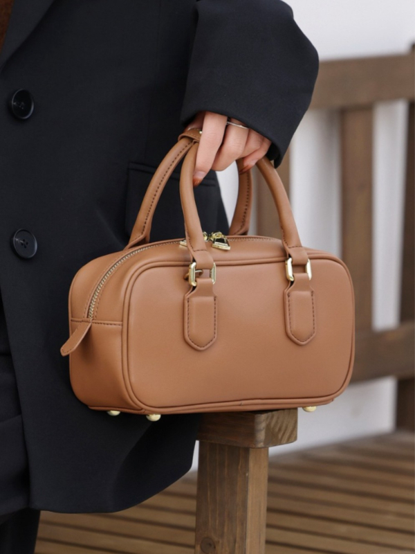 Torba od prave kože – urban minimalist stil, vodoravni kvadratni oblik, zatvarač, džep za telefon