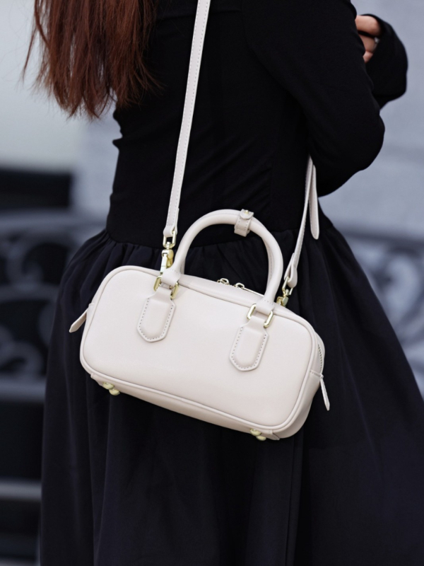 Torba od prave kože – urban minimalist stil, vodoravni kvadratni oblik, zatvarač, džep za telefon