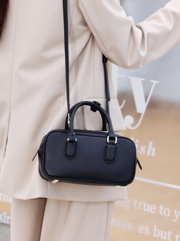 Torba od prave kože – urban minimalist stil, vodoravni kvadratni oblik, zatvarač, džep za telefon