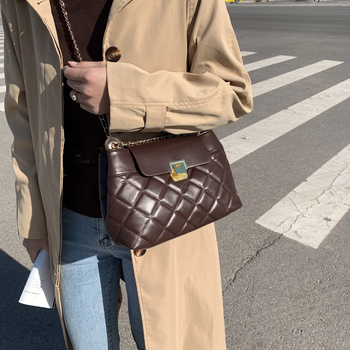 Ženska PU crossbody torba s izvezenim dizajnom, zatvaračem, podstava od poliestera, unutarnji džepovi za telefon i identifikacijsku karticu