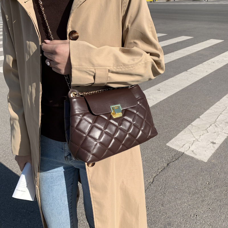 Ženska PU crossbody torba s izvezenim dizajnom, zatvaračem, podstava od poliestera, unutarnji džepovi za telefon i identifikacijsku karticu