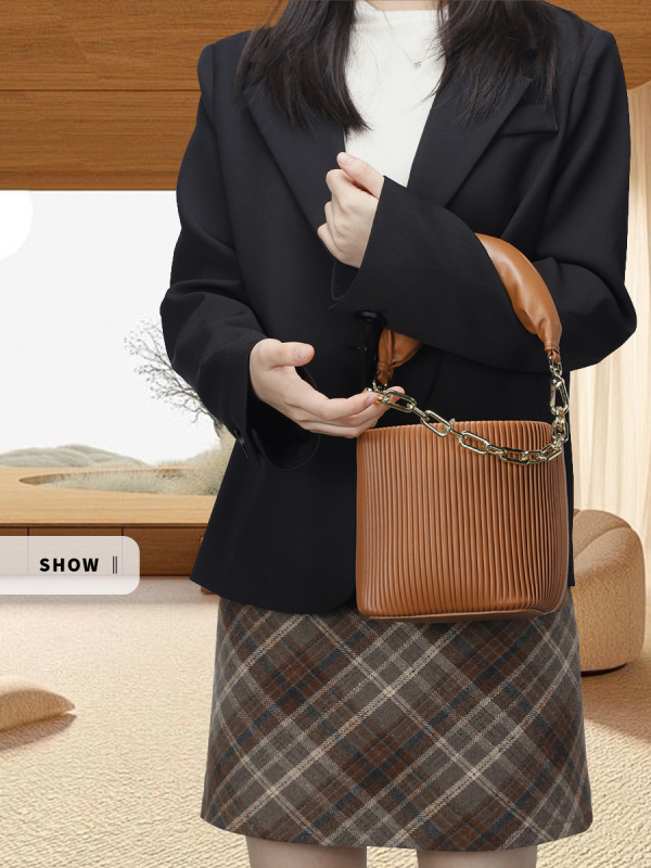 Ženska bucket bag od prave kože, kompaktna, s šnôrovým otvaranjem; unutarnji pretinci za telefon, osobnu iskaznicu i džep sa zipom; svakodnevna uporaba, s jednim naramenicom