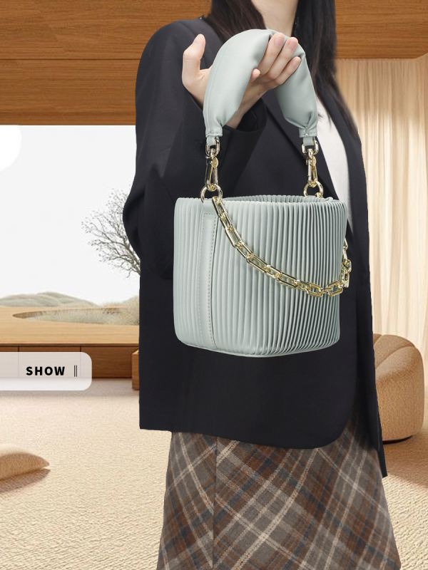 Ženska bucket bag od prave kože, kompaktna, s šnôrovým otvaranjem; unutarnji pretinci za telefon, osobnu iskaznicu i džep sa zipom; svakodnevna uporaba, s jednim naramenicom