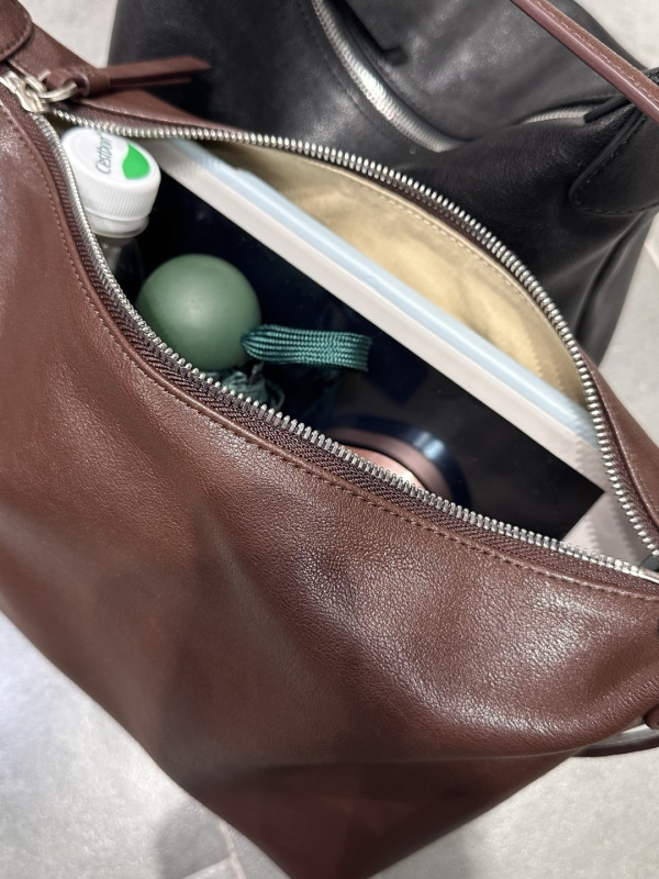 Torba preko ramena od kože teladi s biljnim taniniranjem, dumpling stil, horizontalni kvadratni oblik, zatvarač, unutarnja džep sa zipom i džep za telefon, jedna naramenica, podstava poliester-pamuk