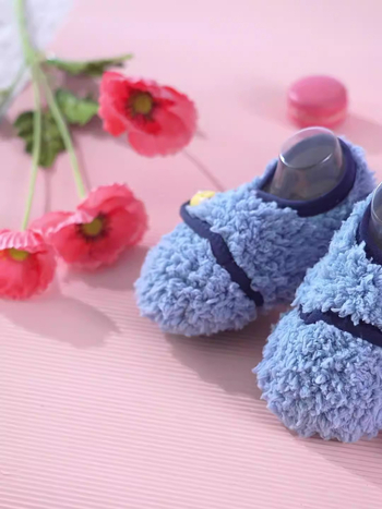 Dječje papuče za pod s karikaturalnim dizajnom, neklizajuća potplat, Velcro zatvaranje, debeli fleece ulošak, pogodna za zimu, proljeće i jesen