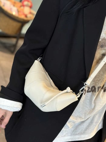 Dámska taška cez rameno v street trend štýle, dvojvrstvová hovädzia koža, zapínanie na zips, polyesterová podšívka, vrecko na telefón