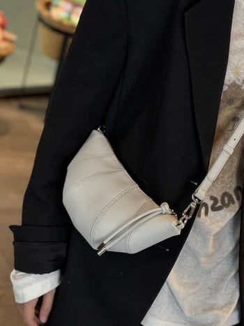 Dámska taška cez rameno v street trend štýle, dvojvrstvová hovädzia koža, zapínanie na zips, polyesterová podšívka, vrecko na telefón