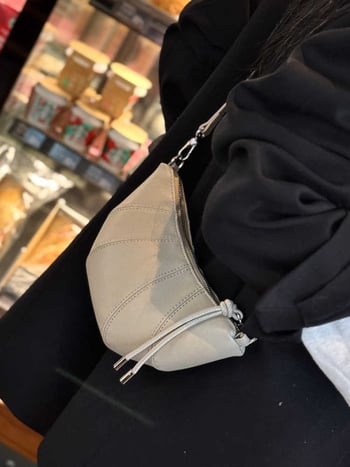 Dámska taška cez rameno v street trend štýle, dvojvrstvová hovädzia koža, zapínanie na zips, polyesterová podšívka, vrecko na telefón