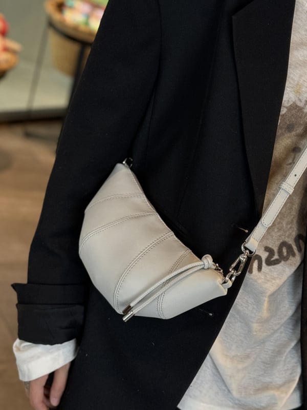 Dámska taška cez rameno v street trend štýle, dvojvrstvová hovädzia koža, zapínanie na zips, polyesterová podšívka, vrecko na telefón