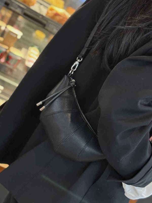 Dámska taška cez rameno v street trend štýle, dvojvrstvová hovädzia koža, zapínanie na zips, polyesterová podšívka, vrecko na telefón