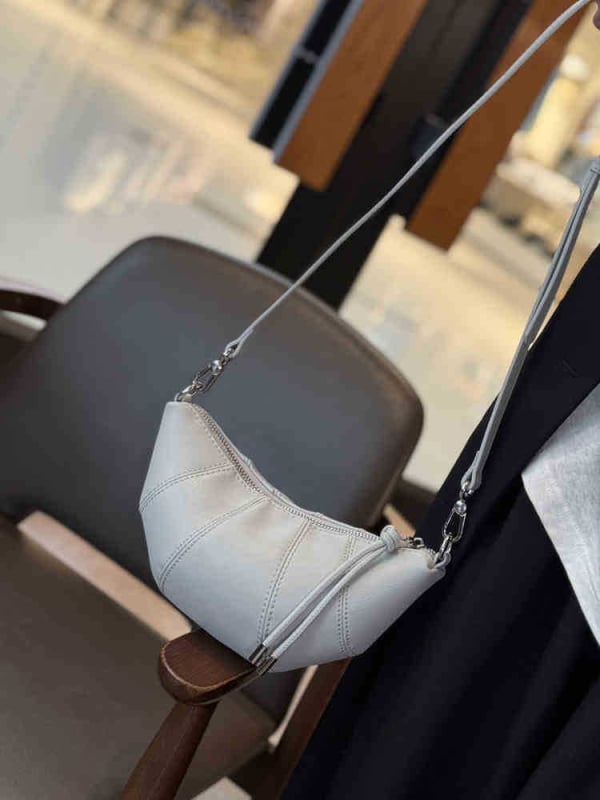 Dámska taška cez rameno v street trend štýle, dvojvrstvová hovädzia koža, zapínanie na zips, polyesterová podšívka, vrecko na telefón