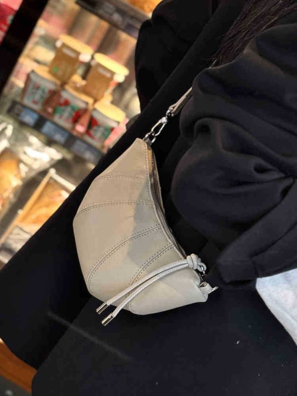 Dámska taška cez rameno v street trend štýle, dvojvrstvová hovädzia koža, zapínanie na zips, polyesterová podšívka, vrecko na telefón