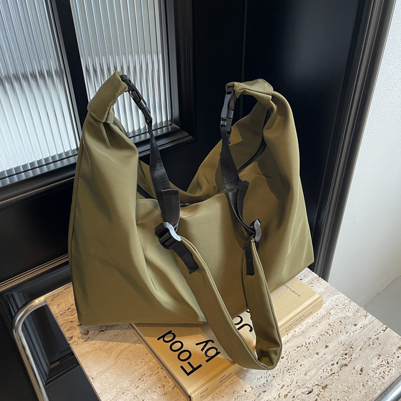 Crossbody torba od Oxford platna, oblik knedle, zatvarač, unutarnji džep sa zatvaračem i džep za telefon, gradski stil
