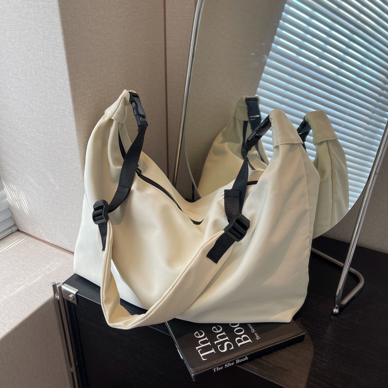 Crossbody torba od Oxford platna, oblik knedle, zatvarač, unutarnji džep sa zatvaračem i džep za telefon, gradski stil