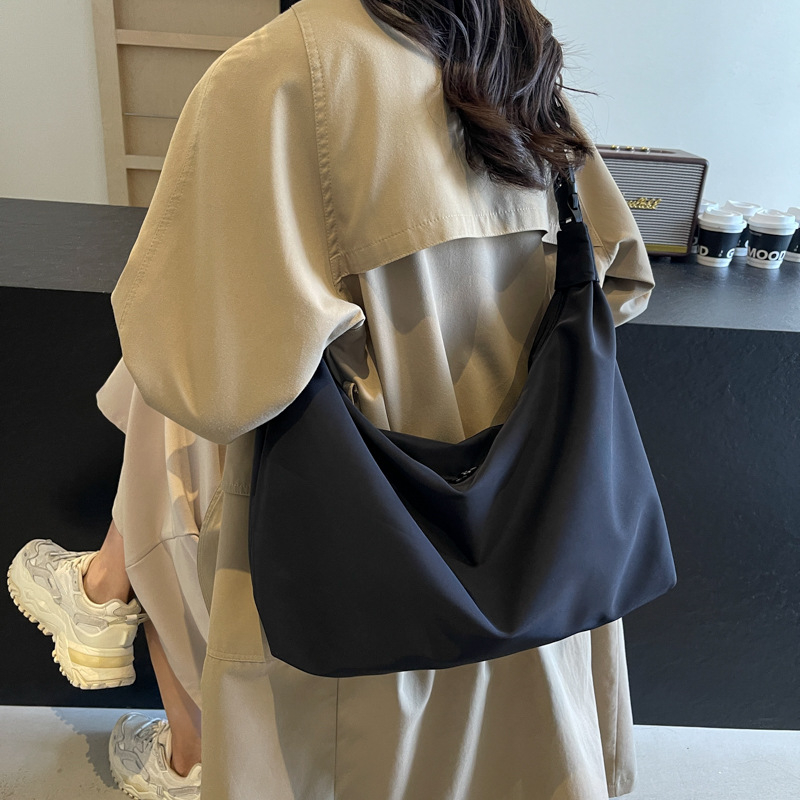 Crossbody torba od Oxford platna, oblik knedle, zatvarač, unutarnji džep sa zatvaračem i džep za telefon, gradski stil