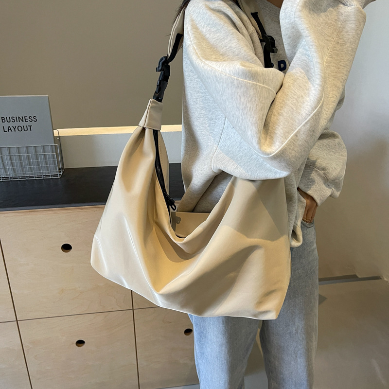Crossbody torba od Oxford platna, oblik knedle, zatvarač, unutarnji džep sa zatvaračem i džep za telefon, gradski stil