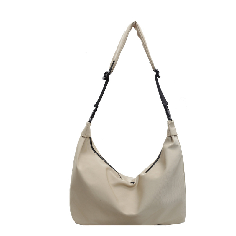 Crossbody torba od Oxford platna, oblik knedle, zatvarač, unutarnji džep sa zatvaračem i džep za telefon, gradski stil